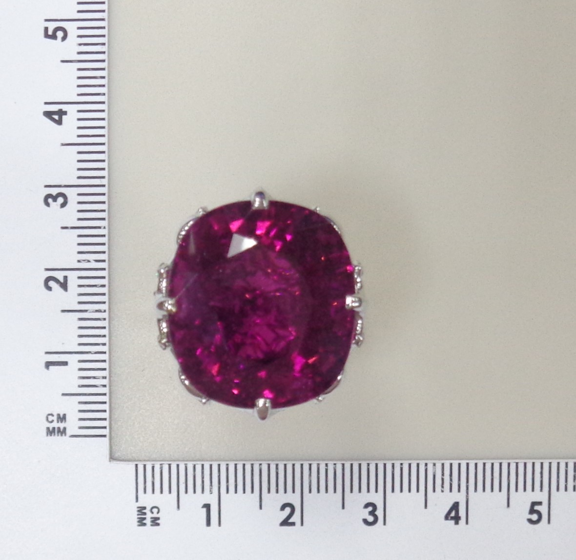 Кольцо из белого золота с рубеллитом